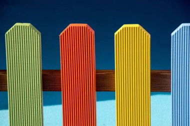 Dekoratif renkli ahşap çitin bir kısmını kapatın.