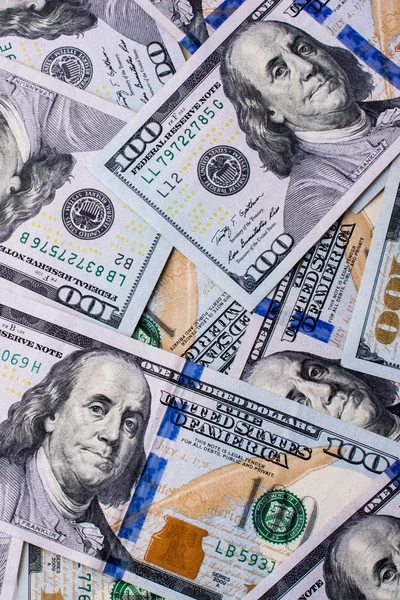  Beyaz zemin üzerine yerleştirilmiş Amerikan 100 dolarlık banknotlar
