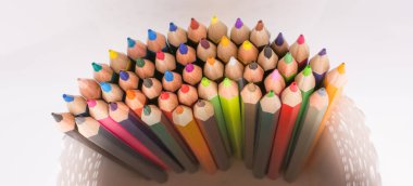 Bir vazoda renkli kalemler