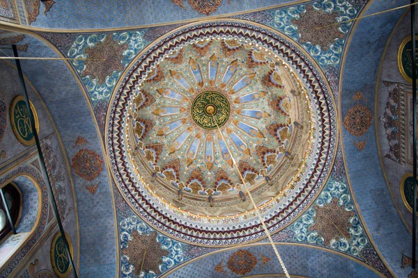 Vista interior da cúpula na arquitetura otomana — Fotografia de Stock