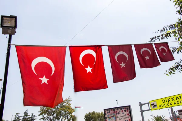 Bandeira nacional turca pendurar em um pólo — Fotografia de Stock
