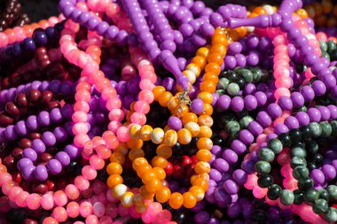 Çeşitli renkteki dua eden boncuk ayarla