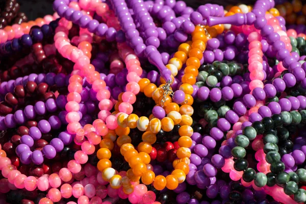 Çeşitli renkteki dua eden boncuk ayarla