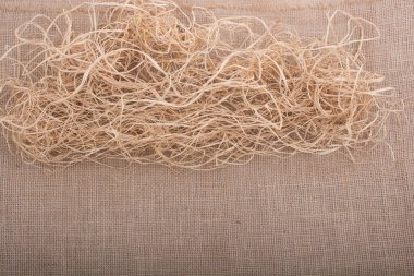 Saman tuval üzerinde arka plan olarak yerleştirilir.