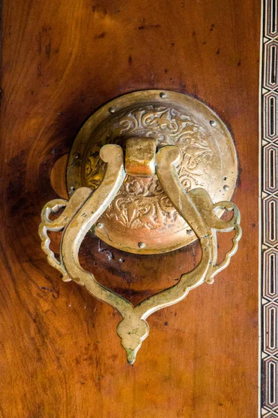 Metalden yapılmış el yapımı Osmanlı kapı kolu — Stok fotoğraf
