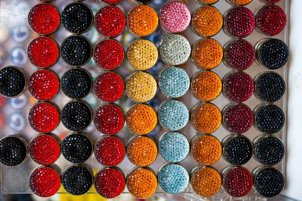 Набор красочных ярких швейных кнопок — стоковое фото