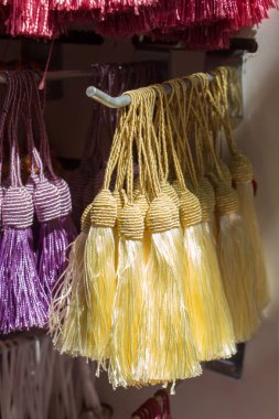 Çeşitli renklerde geleneksel püsküllü