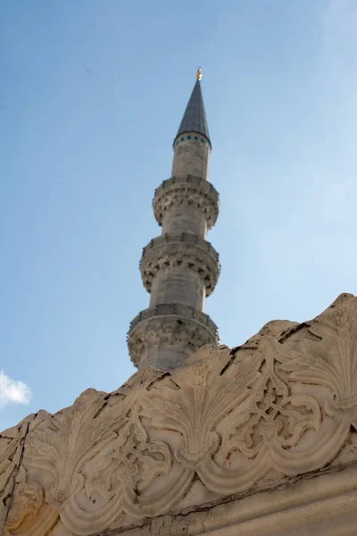 Minaret mešity osmanské v pohledu — Stock fotografie