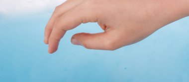 Model uçak ve suda bir adam heykelcik