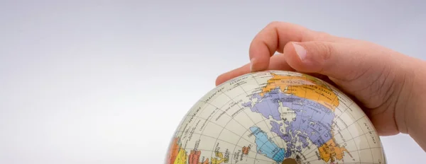 Niño sosteniendo un globo en su mano — Foto de Stock