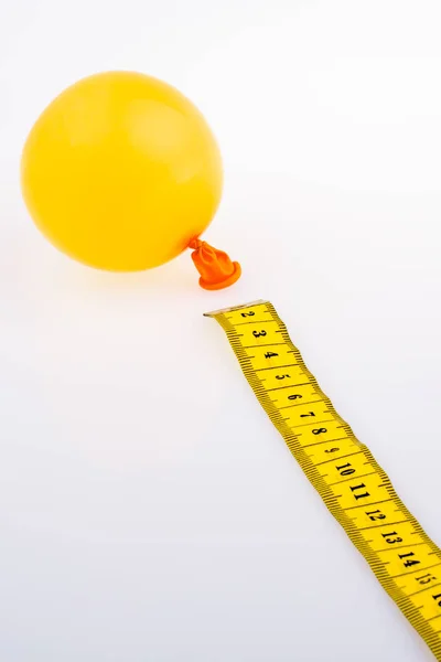 Желтая цветная измерительная лента и шарик — стоковое фото