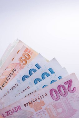 Türk Lirası banknotların bir modeli ev beyaz arka plan üzerinde yan tarafından