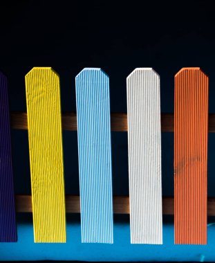 Dekoratif renkli ahşap çitin bir kısmını kapatın.