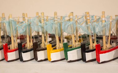 Küçük renkli model tekneler kümesi