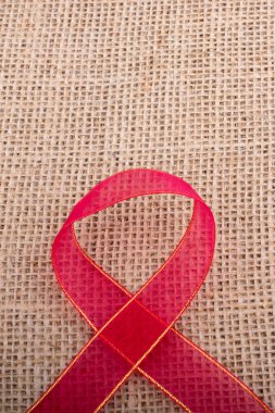 Kırmızı bant şerit kahverengi renk keten tuval üzerine 