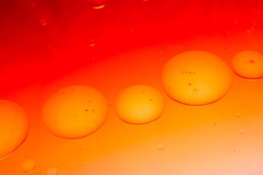 Arka plan olarak su üzerinde renkli su bubles