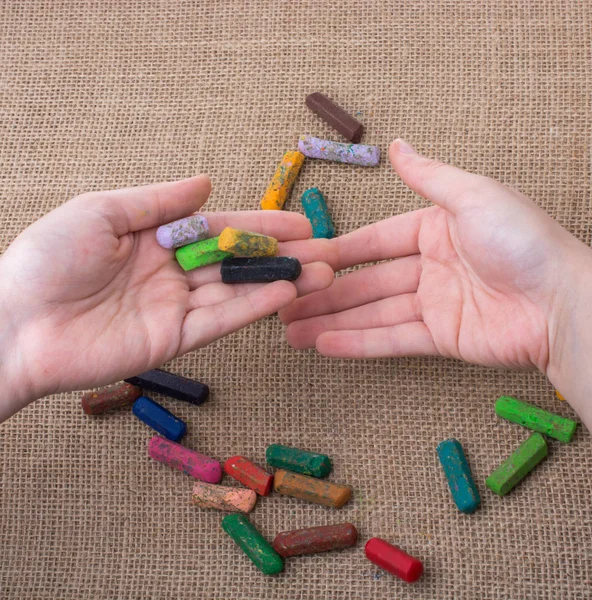 Kullanılan renkli boya kalemi ve gençler elleri