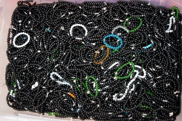 Bracciale fatto di perline colorate — Foto Stock