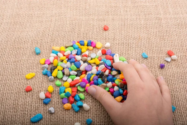 Renkli küçük el ve yerdeki çakıl