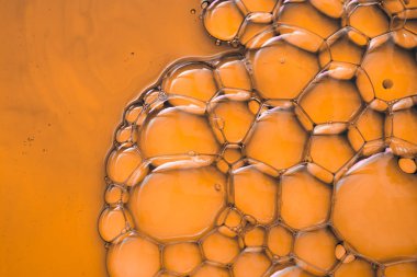 Arka plan olarak su üzerinde renkli su bubles