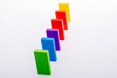 Coorful domino taşları beyaz arka plan üzerinde
