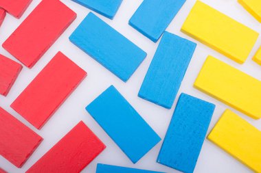 Coorful domino taşları beyaz arka plan üzerinde