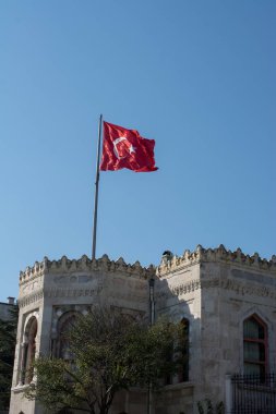 Türk ulusal bayrağı direğe asılı 