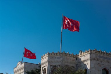 Türk ulusal bayrağı direğe asılı 