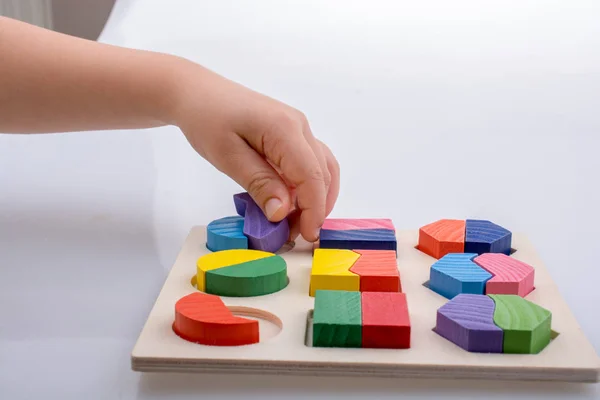 Peças coloridas de um quebra-cabeça lógico na mão — Fotografia de Stock