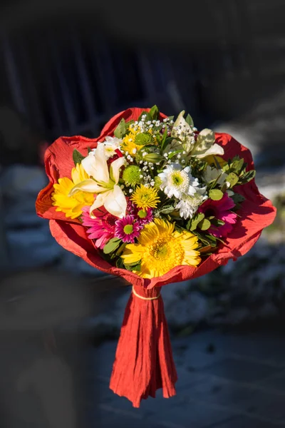 Belo buquê de flores de vários tipos — Fotografia de Stock