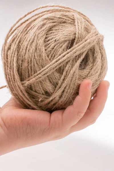  Beyaz arka plan üzerinde izole el iş parçacığında makaralar