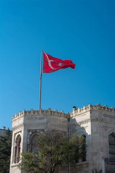 Türk ulusal bayrağı direğe asılı 