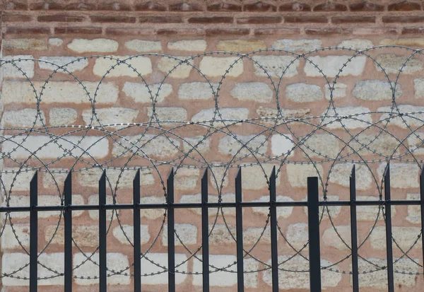 Dikenli tel çit koruma amacıyla bir pproperty — Stok fotoğraf