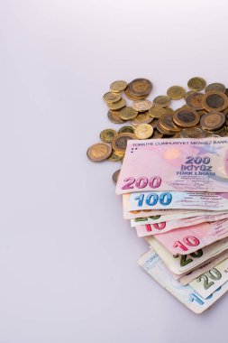 Türk Lirası sikke ve banknot yan yana