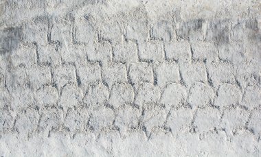 Kalıpları üzerinde taze beton yüzeyine dökülür