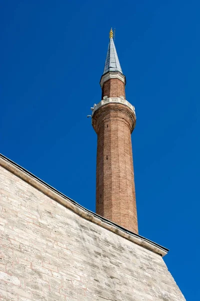 Minaret des mosquées ottomanes en vue — Photo