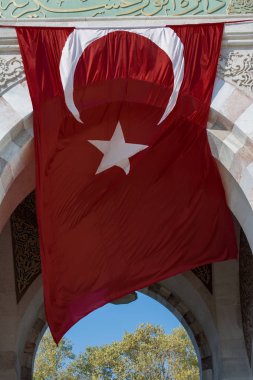 Türk ulusal bayrağı direğe asılı 