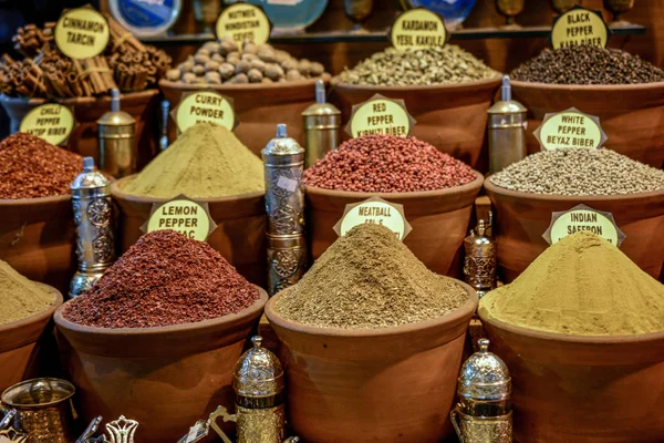 Specerijen op de markt spice in Istanbul — Stockfoto