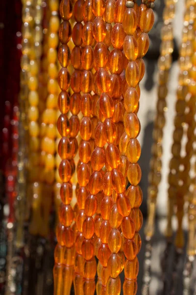 Набор молитвенных бусин разного цвета — стоковое фото