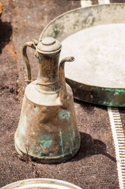 Oryantal tarzı antik metal kabı  