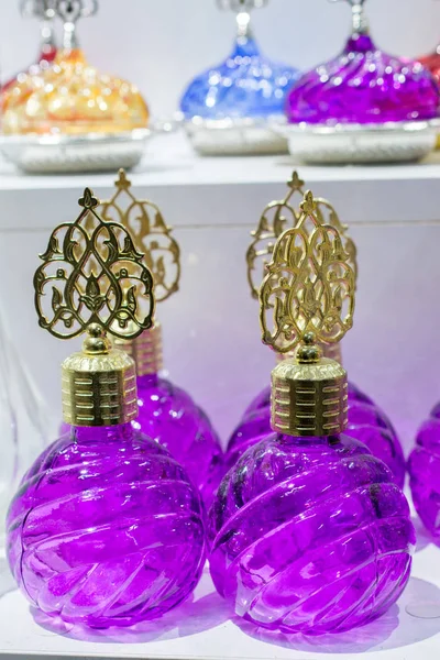 Conjunto de pequenas garrafas transparentes coloridas — Fotografia de Stock