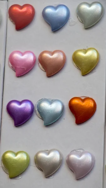Barevné Dekorativní předměty ve tvaru srdce — Stock fotografie