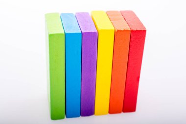 Coorful domino taşları beyaz arka plan üzerinde