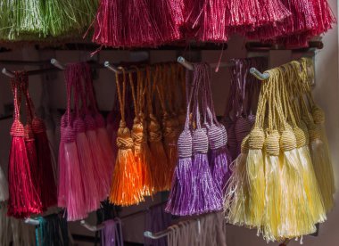 Çeşitli renklerde geleneksel püsküllü