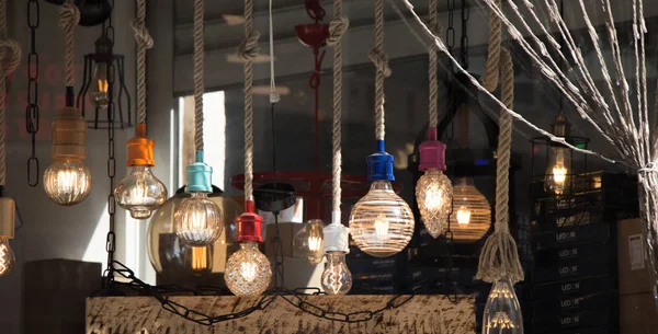 Декоративные антикварные лампочки в стиле Эдисона — стоковое фото