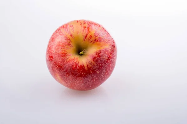 Свіже червоне яблуко на білому тлі — стокове фото