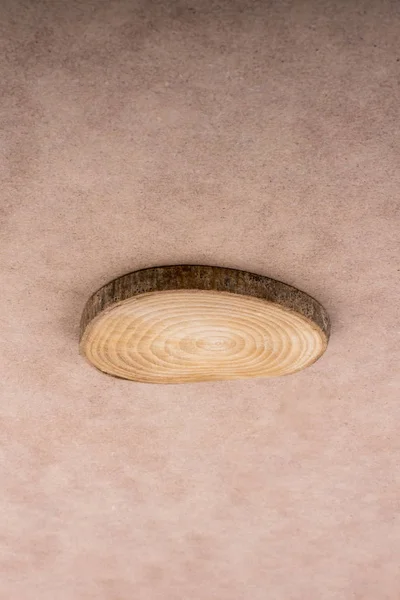 Pequeño trozo de tronco usado como plato — Foto de Stock