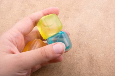 Sahte renkli buz tutan el