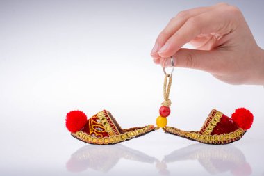 Geleneksel Türk el yapımı ayakkabı tutan el