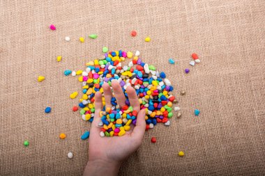 Renkli küçük el ve yerdeki çakıl